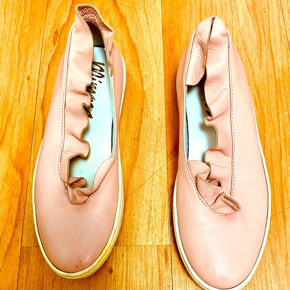 Mimosa shoes size 37 but 38 can wear it too. It is stretching. Pink - Picture 2 of 4